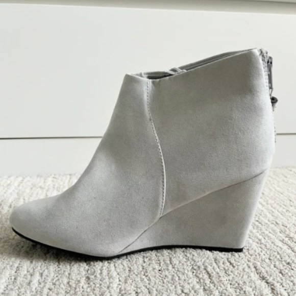 Light grey suede booties - size 9 - Picture 1 of 5